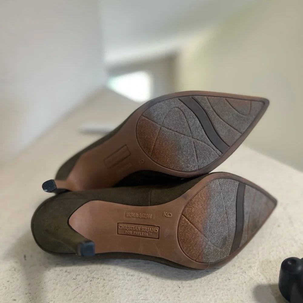 Christian Sirano Size 9 Olive Green pumps point toes shoes career office‎ smart